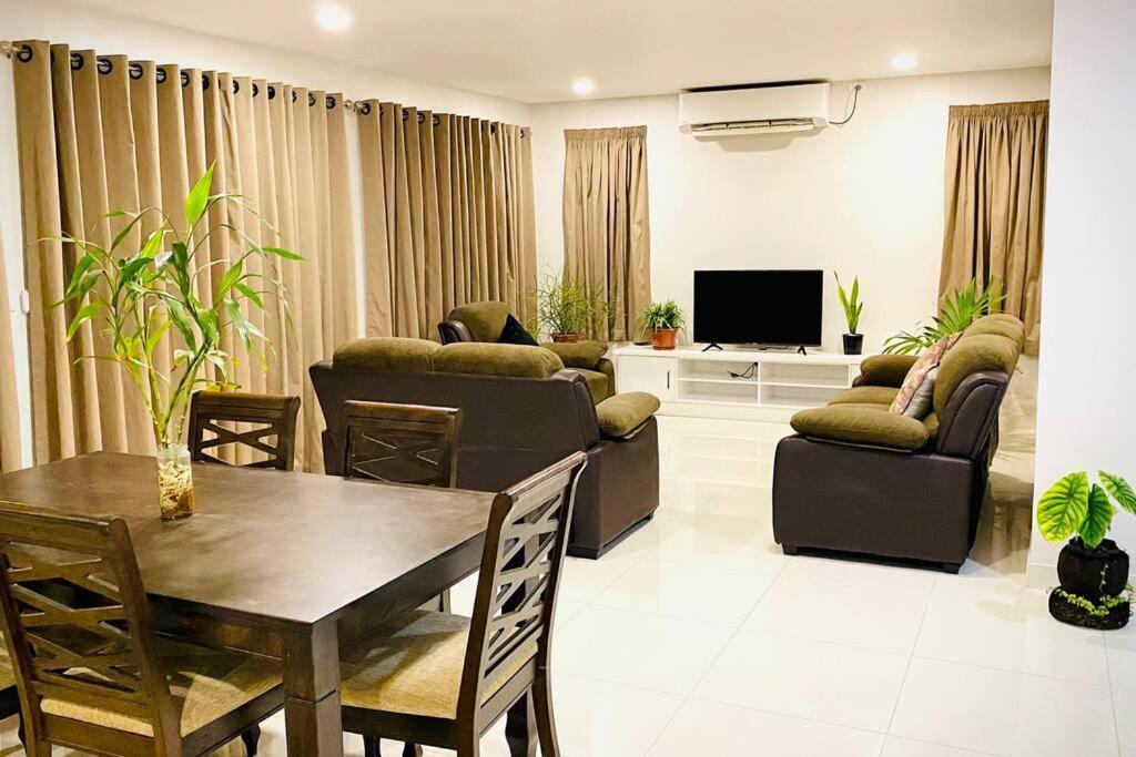 Lovely 4-Bedroom Holiday Home With Free Parking. 라우토카 외부 사진