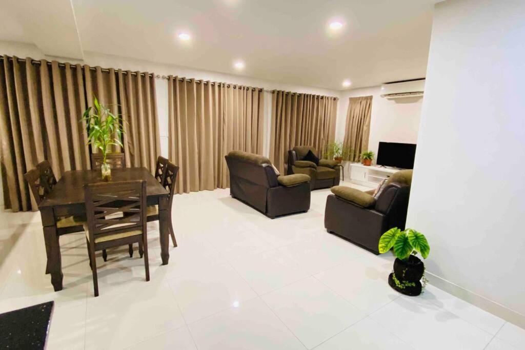 Lovely 4-Bedroom Holiday Home With Free Parking. 라우토카 외부 사진